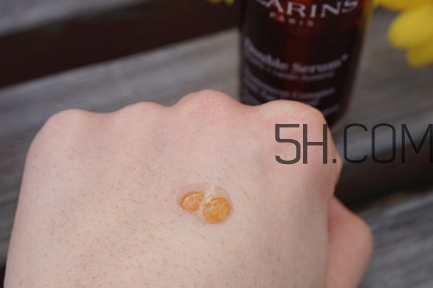 嬌韻詩(shī)黃金雙瓶和雅詩(shī)蘭黛小棕瓶哪個(gè)好_對(duì)比