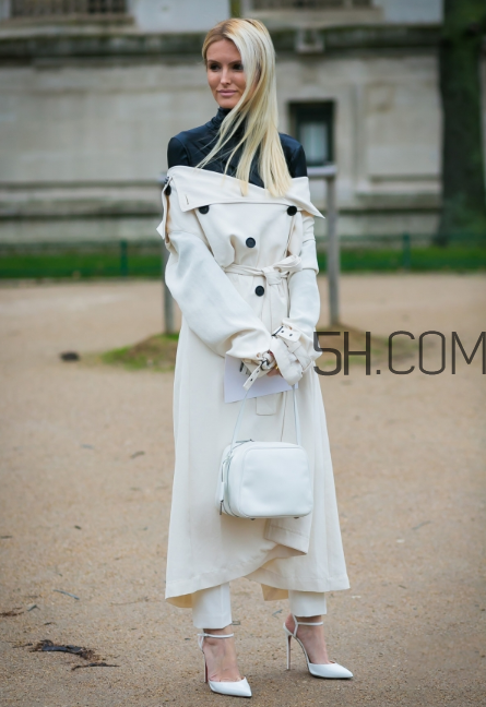 白色包包配什么衣服？白色包包怎么搭配？