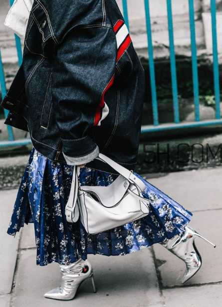 白色包包配什么衣服？白色包包怎么搭配？