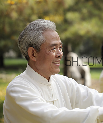 頸椎病能游泳嗎？頸椎病能引起胸疼嗎？