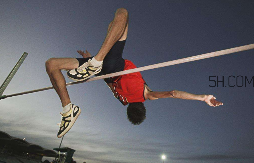 如何做好撐桿跳高運動？背越式跳高的七大技巧