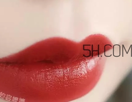 hold live小辣椒口紅20號磚紅色和mac chili試色對比 hold live小辣椒口紅20號磚紅色和mac chili試色對比