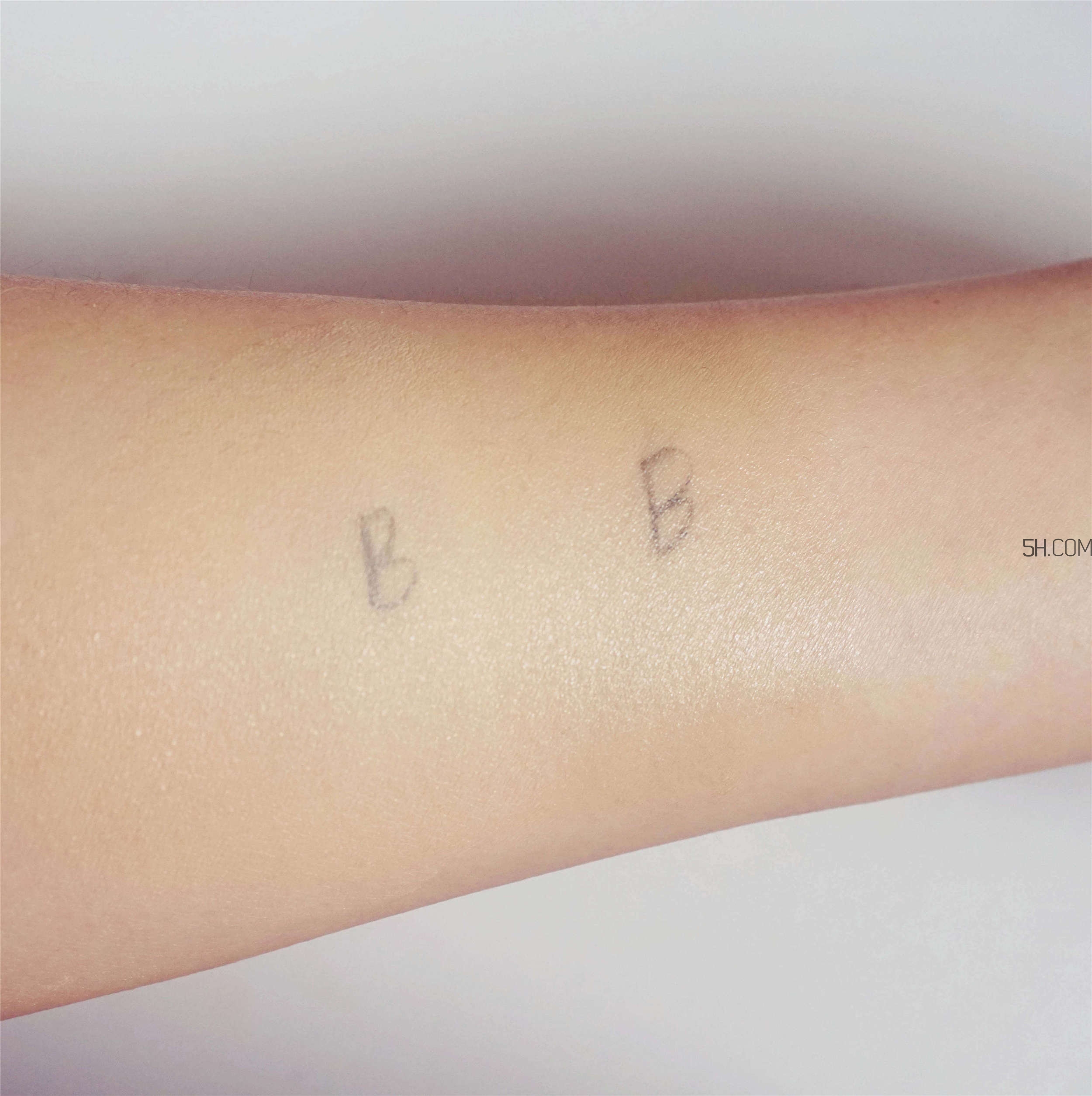 芭比波朗蟲草粉底液和covermark中草粉底霜哪個(gè)好? 芭比波朗蟲草粉底液和covermark中草粉底霜哪個(gè)好?