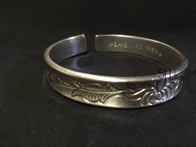 彼得羅夫娃娃臉面霜和嬌韻詩瘦臉精華哪個好? 彼得羅夫娃娃臉面霜和嬌韻詩瘦臉精華哪個好?