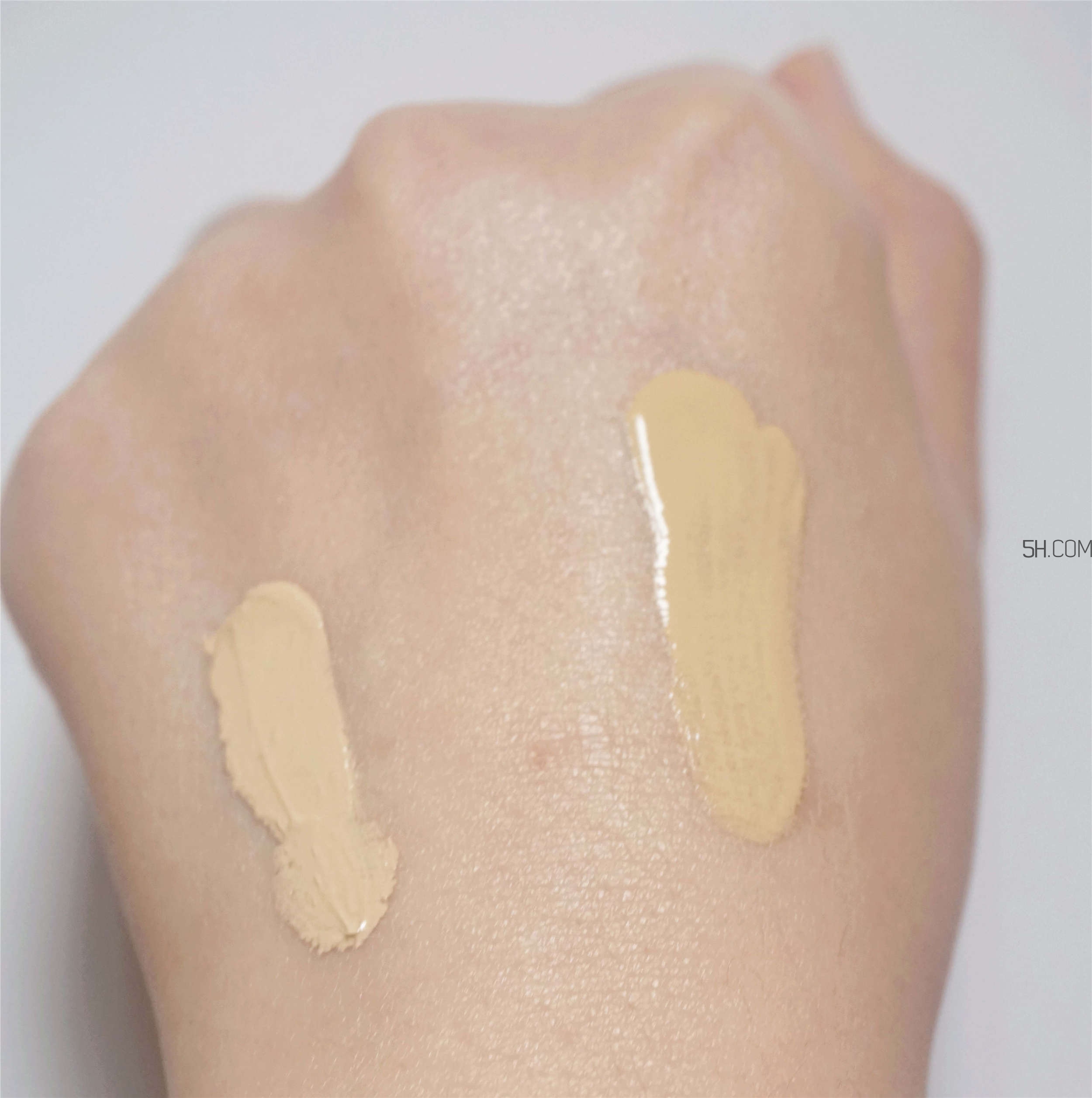 芭比波朗蟲草粉底液和covermark中草粉底霜哪個(gè)好? 芭比波朗蟲草粉底液和covermark中草粉底霜哪個(gè)好?