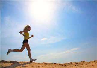 跑步小腹痛是怎么回事？深蹲減肥比跑步更有效嗎？