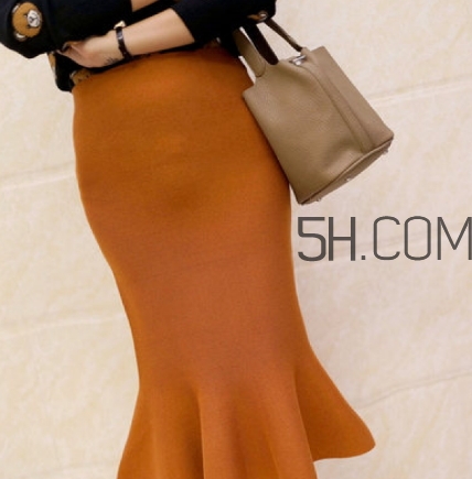 焦糖色配什么顏色好看？焦糖色褲子配什么顏色上衣