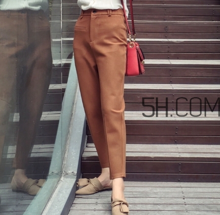 焦糖色配什么顏色好看？焦糖色褲子配什么顏色上衣
