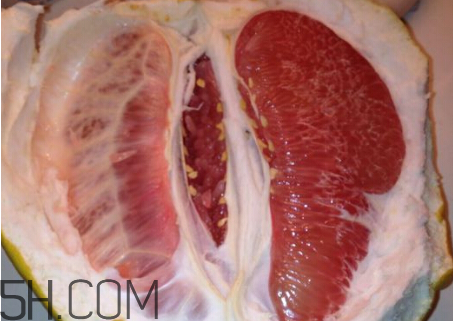 紅心柚和白心柚有什么區(qū)別？柚子皮泡水喝的作用？