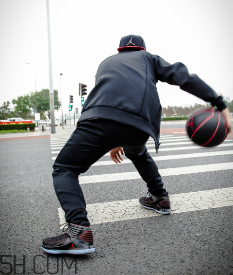 air jordan 32黑紅禁穿配色上腳效果怎么樣？