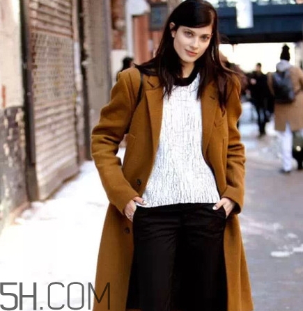 焦糖色風(fēng)衣配什么內(nèi)搭？焦糖色風(fēng)衣里面穿什么