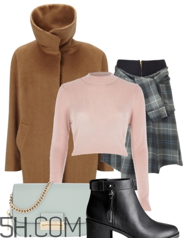 焦糖色風(fēng)衣配什么內(nèi)搭？焦糖色風(fēng)衣里面穿什么