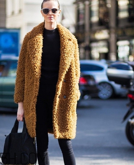 焦糖色風(fēng)衣配什么內(nèi)搭？焦糖色風(fēng)衣里面穿什么