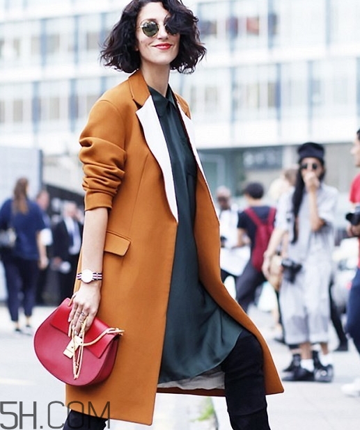 焦糖色風(fēng)衣配什么內(nèi)搭？焦糖色風(fēng)衣里面穿什么