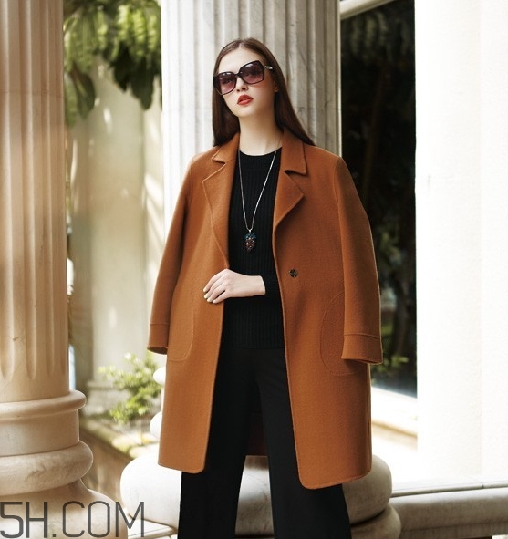 焦糖色風(fēng)衣配什么內(nèi)搭？焦糖色風(fēng)衣里面穿什么