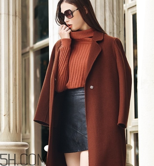 焦糖色風(fēng)衣配什么內(nèi)搭？焦糖色風(fēng)衣里面穿什么