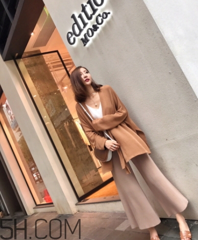 焦糖色風(fēng)衣配什么內(nèi)搭？焦糖色風(fēng)衣里面穿什么