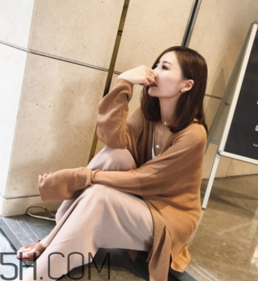 焦糖色風(fēng)衣配什么內(nèi)搭？焦糖色風(fēng)衣里面穿什么