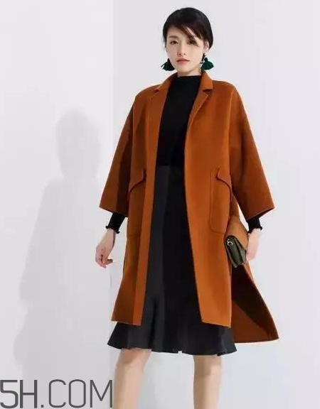 焦糖色毛衣配什么外套？焦糖色毛衣配什么顏色外套好看