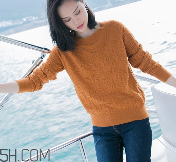 焦糖色毛衣配什么外套？焦糖色毛衣配什么顏色外套好看