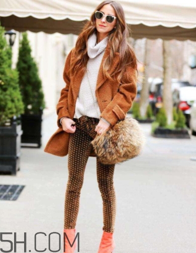 焦糖色大衣配什么顏色圍巾？焦糖色呢子配什么圍巾