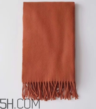 焦糖色大衣配什么顏色圍巾？焦糖色呢子配什么圍巾