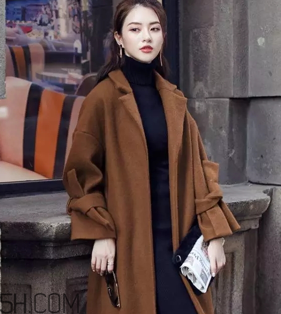 焦糖色大衣配什么顏色圍巾？焦糖色呢子配什么圍巾