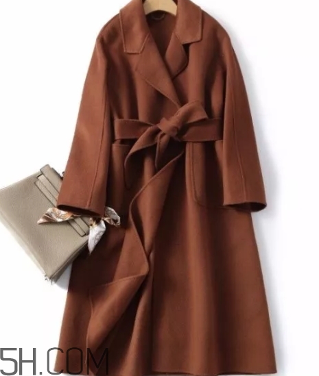 焦糖色大衣配什么顏色圍巾？焦糖色呢子配什么圍巾