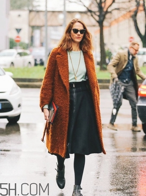 焦糖色大衣配什么褲子？焦糖色大衣搭配