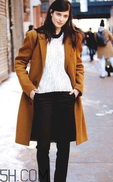 焦糖色大衣配什么褲子？焦糖色大衣搭配