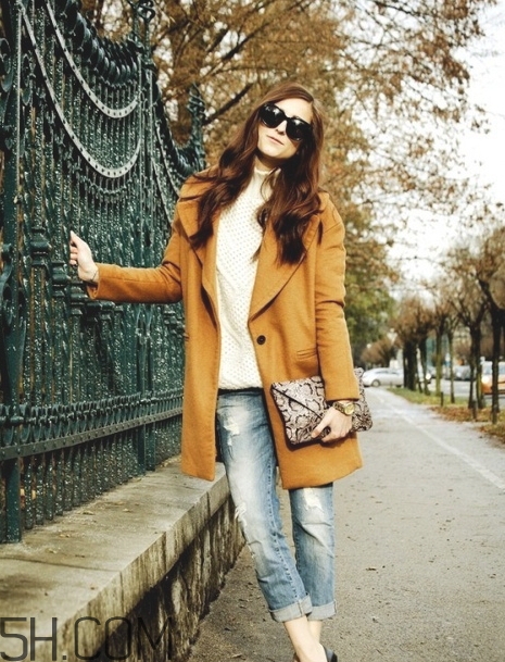 焦糖色大衣配什么褲子？焦糖色大衣搭配