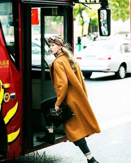 焦糖色大衣配什么褲子？焦糖色大衣搭配