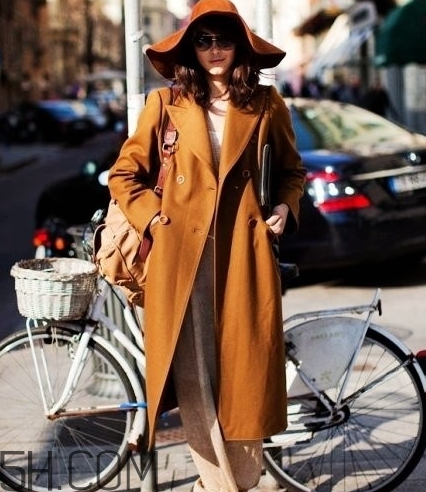 焦糖色大衣配什么褲子？焦糖色大衣搭配