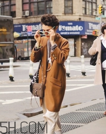 焦糖色大衣配什么褲子？焦糖色大衣搭配