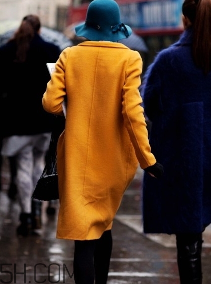 焦糖色大衣配什么褲子？焦糖色大衣搭配