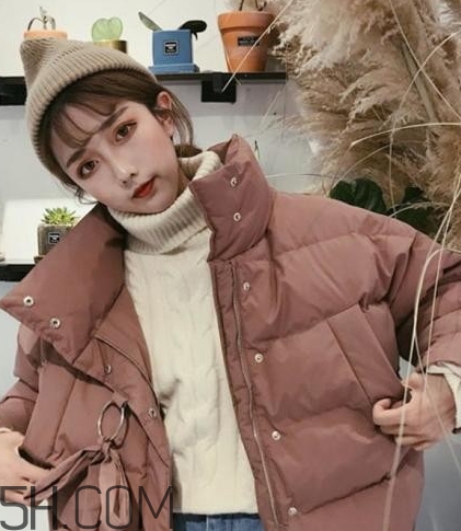 焦糖色大衣配什么顏色毛衣？焦糖色大衣毛衣搭配