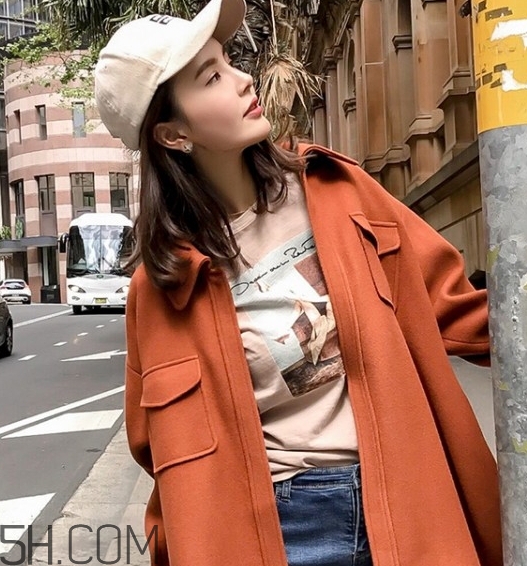 焦糖色大衣配什么顏色毛衣？焦糖色大衣毛衣搭配