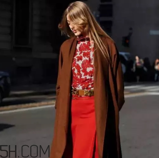 焦糖色大衣配什么顏色毛衣？焦糖色大衣毛衣搭配