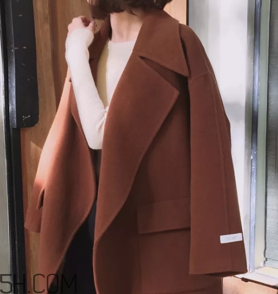 焦糖色大衣配什么顏色毛衣？焦糖色大衣毛衣搭配