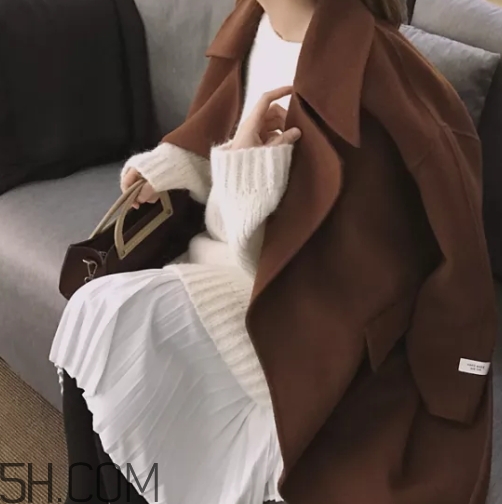 焦糖色大衣配什么顏色毛衣？焦糖色大衣毛衣搭配