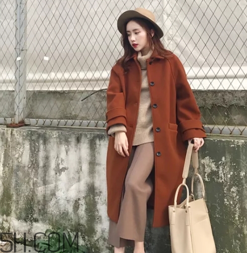 焦糖色大衣配什么顏色毛衣？焦糖色大衣毛衣搭配