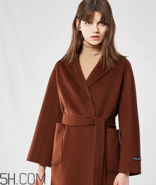 焦糖色大衣配什么顏色毛衣？焦糖色大衣毛衣搭配