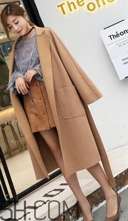 焦糖色風(fēng)衣搭配什么鞋子？焦糖色風(fēng)衣搭配什么襪子