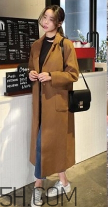 焦糖色風(fēng)衣搭配什么鞋子？焦糖色風(fēng)衣搭配什么襪子