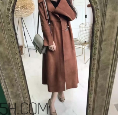 焦糖色風(fēng)衣搭配什么鞋子？焦糖色風(fēng)衣搭配什么襪子