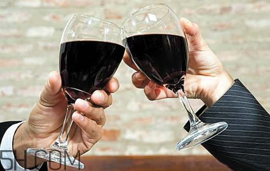 感冒為什么不能喝酒？打點(diǎn)滴有哪些危害？