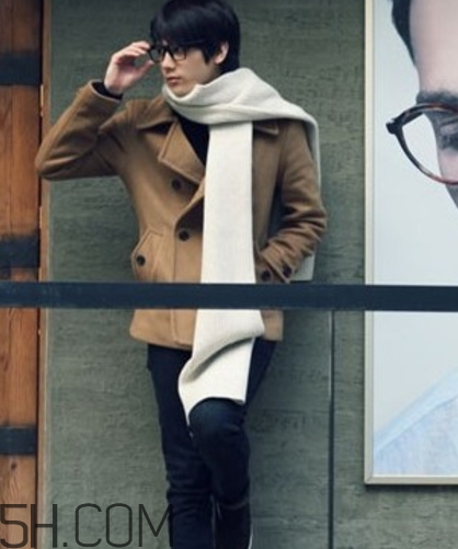 焦糖色風(fēng)衣配什么圍巾？焦糖色風(fēng)衣圍巾顏色搭配