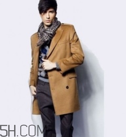 焦糖色風(fēng)衣配什么圍巾？焦糖色風(fēng)衣圍巾顏色搭配