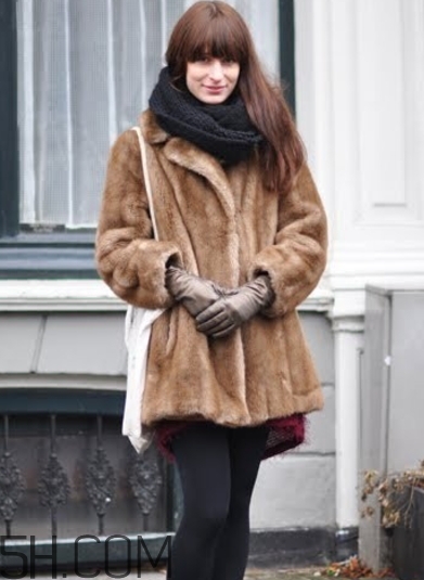 焦糖色風(fēng)衣配什么圍巾？焦糖色風(fēng)衣圍巾顏色搭配