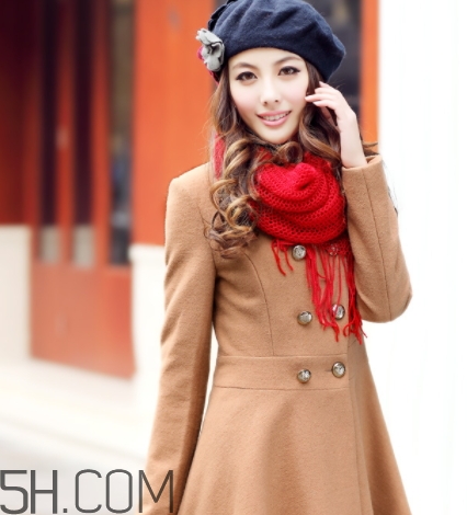 焦糖色風(fēng)衣配什么圍巾？焦糖色風(fēng)衣圍巾顏色搭配